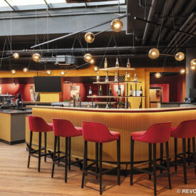 Hotelbar mit roten Hockern im Amedia Plaza Speyer