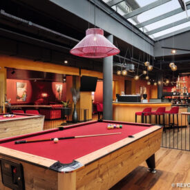 Billardtische und Barbereich im Amedia Plaza Hotel Speyer