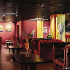 Lounge mit roten Sitzgruppen im Amedia Plaza Hotel Speyer