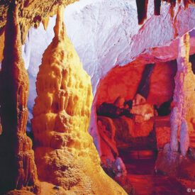 Tropfsteine in der beleuchteten Atta-Höhle.