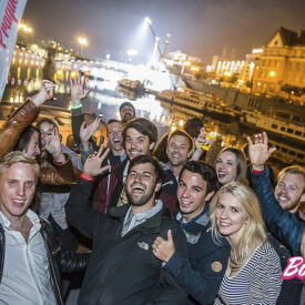 Feiernde Gäste bei einer Boatparty auf der Moldau in Prag