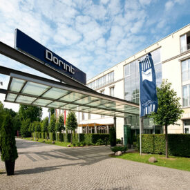 Außenansicht des Dorint Hotels Potsdam mit Eingangsbereich