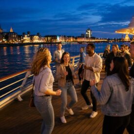 Gruppe auf einem Rhein-Partyschiff in Düsseldorf am Abend