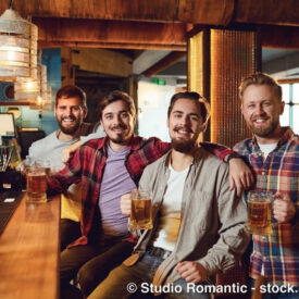 Vier Freunde mit Bier in einer Bar in Prag