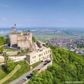 Luftblick auf das Hambacher Schloss und die umliegende Pfalz