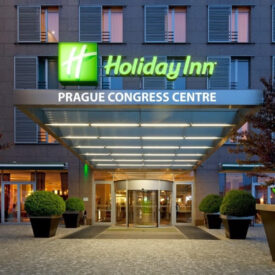 Beleuchteter Eingangsbereich des Holiday Inn in Prag