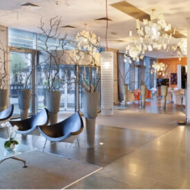 Helle Lobby mit Sitzbereich im Holiday Inn in Prag
