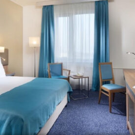 Hotelzimmer mit Bett und Sitzbereich im Holiday Inn in Prag