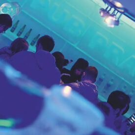 Gäste in der blau beleuchteten Eisbar Ice Pub in Prag