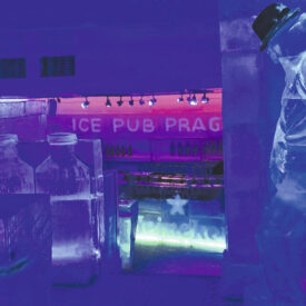 Blau beleuchteter Eingang zum Ice Pub in Prag