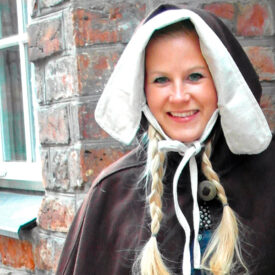 Frau im historischen Kostüm bei einem Stadtrundgang in Lübeck