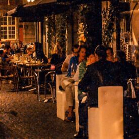 Kneipen in der Altstadt von Maastricht bei Dunkelheit