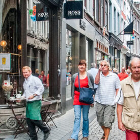 Belebte Einkaufsstraße in der Innenstadt von Maastricht