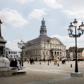 Marktplatz mit historischem Rathaus in Maastricht