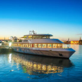 MS Godesburg bei einer abendlichen Rheinfahrt in Mainz