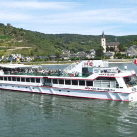 Ausflugsschiff bei einer Rheinschifffahrt in Mainz