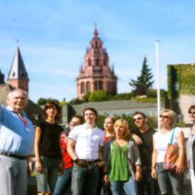Reisegruppe bei einer Stadtführung durch Mainz