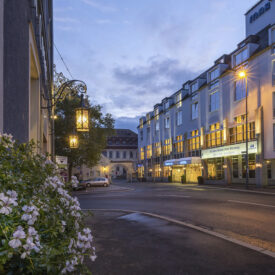 Beleuchtete Außenansicht des Maritim Hotels Würzburg am Abend