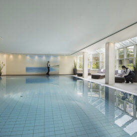 Innenpool mit Liegen im Maritim Hotel Würzburg