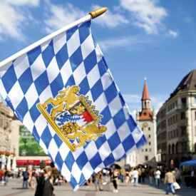 Bayerische Flagge vor dem Neuen Rathaus am Münchner Marienplatz