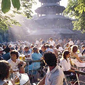 Gut besuchter Biergarten am Chinesischen Turm in München