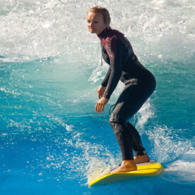 Surfer auf der Eisbachwelle im Englischen Garten in München