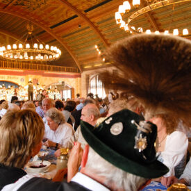 Gäste im Festsaal des Münchner Hofbräuhauses