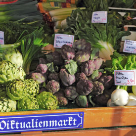 Frisches Gemüse an einem Stand auf dem Münchner Viktualienmarkt