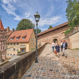 Menschen auf einem gepflasterten Weg in der Nürnberger Altstadt