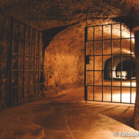 Blick in die beleuchteten historischen Felsengänge in Nürnberg