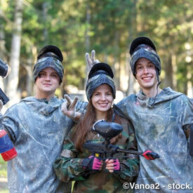 Gruppe mit Paintball-Ausrüstung bei einem Erlebnis in Prag