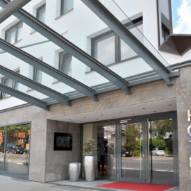 Eingangsbereich des Parkhotels Oberhausen mit Glasvordach