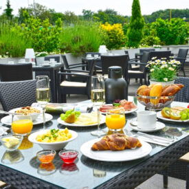 Gedeckter Frühstückstisch auf der Terrasse des Parkhotels Oberhausen