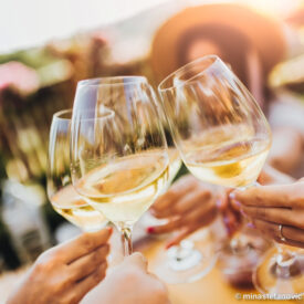 Mehrere Weingläser werden bei einer Pfälzer Weinprobe angestoßen