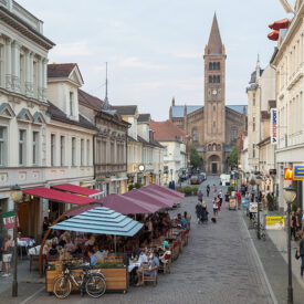 Brandenburger Straße in Potsdam mit Cafés und Geschäften