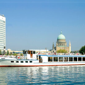 Ausflugsschiff auf der Havel vor der Potsdamer Stadtansicht