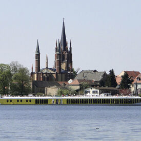 Ausflugsschiff auf der Havel vor der Potsdamer Stadtsilhouette