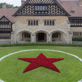 Schloss Cecilienhof in Potsdam mit rotem Stern im Vorgarten