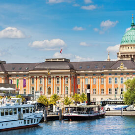 Potsdamer Stadtschloss mit Schiffen am Ufer