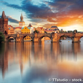 Panorama von Prag mit Karlsbrücke und Moldau