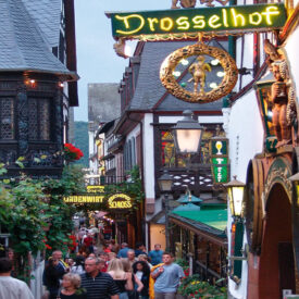 Blick in die belebte Drosselgasse in Rüdesheim