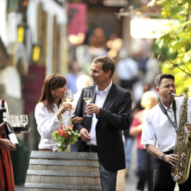 Musiker und Gäste bei einer Weinprobe in Rüdesheim