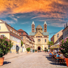 Blick durch die Speyerer Altstadt auf den Kaiserdom