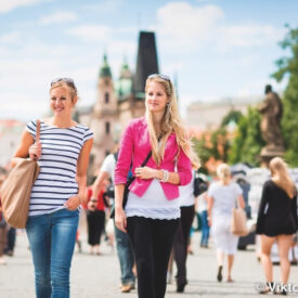 Zwei Frauen bei einem Stadtbummel durch Prag