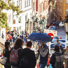 Reisegruppe bei einer Stadtführung durch die Prager Altstadt