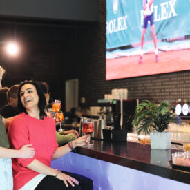 Zwei Freundinnen mit Getränken an der Bar bei TOPGOLF Oberhausen