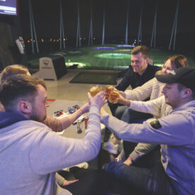 Freunde stoßen beim TOPGOLF-Abend in Oberhausen gemeinsam an