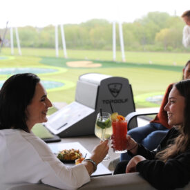 Freundinnen essen und trinken in einer TOPGOLF-Bay in Oberhausen