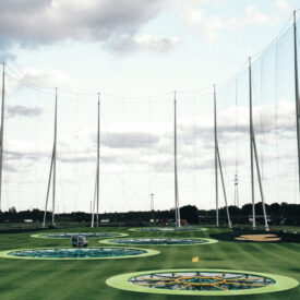 Blick aus einer Bay auf das Spielfeld von TOPGOLF Oberhausen