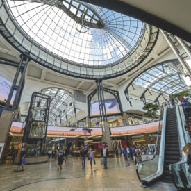 Innenansicht des Westfield Centro in Oberhausen mit Glaskuppel und Rolltreppen